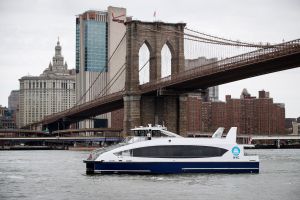 Pareja arrestada en el NYC Ferry por no usar mascarillas denuncia discriminación por ser blancos