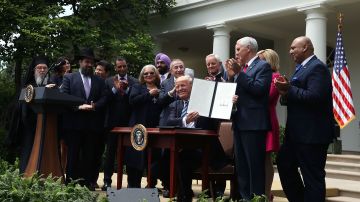 El presidente Trump firmó su orden en el jardín de las rosas de la Casa Blanca.