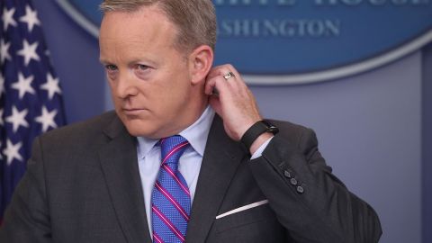 Algunos medios destacaron el nerviosismo de Spicer tras el despido de Comey.