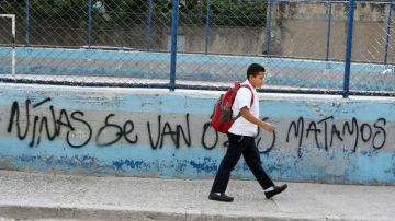 Las amenazas, la violencia y las violaciones contra las niñas y mujeres están entre las principales actividades de las pandillas en centroamérica.  (ORLANDO SIERRA/AFP/Getty Images)