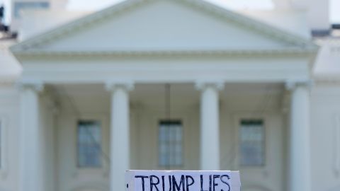 Las protestas en la Casa Blanca también han ido en aumento.