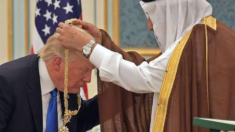 Trump recibió del rey saudí el honor más alto de ese país, en 2017