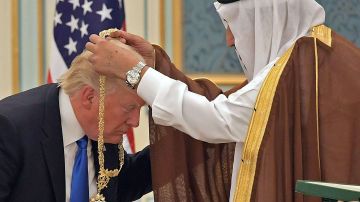 Trump recibió del rey saudí el honor más alto de ese país, en 2017