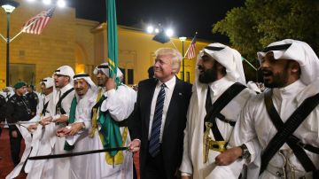 El presidente Trump bailó con líderes de Arabia Saudita tras el acuerdo de armamento.
