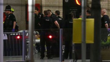 Paramédicos retiran a una persona en camilla del Manchester Arena. Dave Thompson/Getty Images