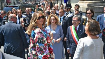 La primera dama Melania Trump retornó a Italia con un colorido diseño.