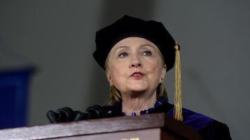 La demócrata acudió a la graduación de estudiantes en el Wellesley College.
