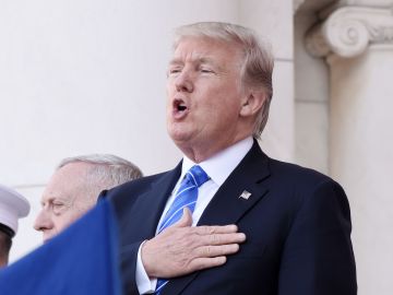 El presidente Trump bailó y cantó el himno nacional en el Memorial Day.
