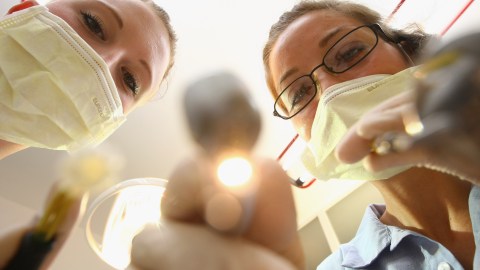 Acudir al dentista se está volviendo un lujo en EEUU.
