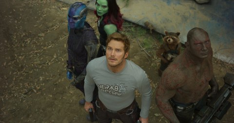 Chris Pratt (centro) y Zoe Saldaña (de verde) en una escena de Guardians of the Galaxy Vol. 2.