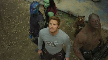 Chris Pratt (centro) y Zoe Saldaña (de verde) en una escena de Guardians of the Galaxy Vol. 2.
