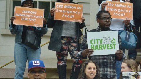 Decenas de activistas instaron a la Administración  De Blasio a tomar previsiones para enfrentar la crisis alimentaria en Nueva York.