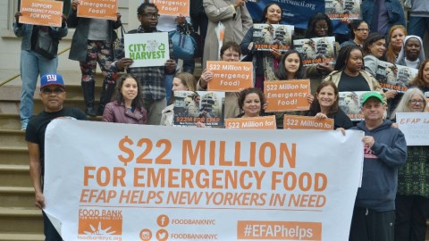 Decenas de activistas instaron a la Administración De Blasio a tomar previsiones para enfrentar la crisis alimentaria en Nueva York.