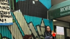 Lydia Pacheco, una puertorriqueña de 61 que sufre de ataques de ansiedad, teme un posible cierre del Centro Roberto Clemente en el Lower East Side.