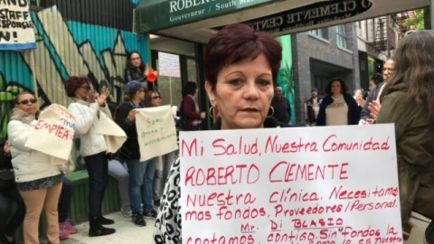 Lydia Pacheco, una puertorriqueña de 61 que sufre de ataques de ansiedad, teme un posible cierre del Centro Roberto Clemente en el Lower East Side.