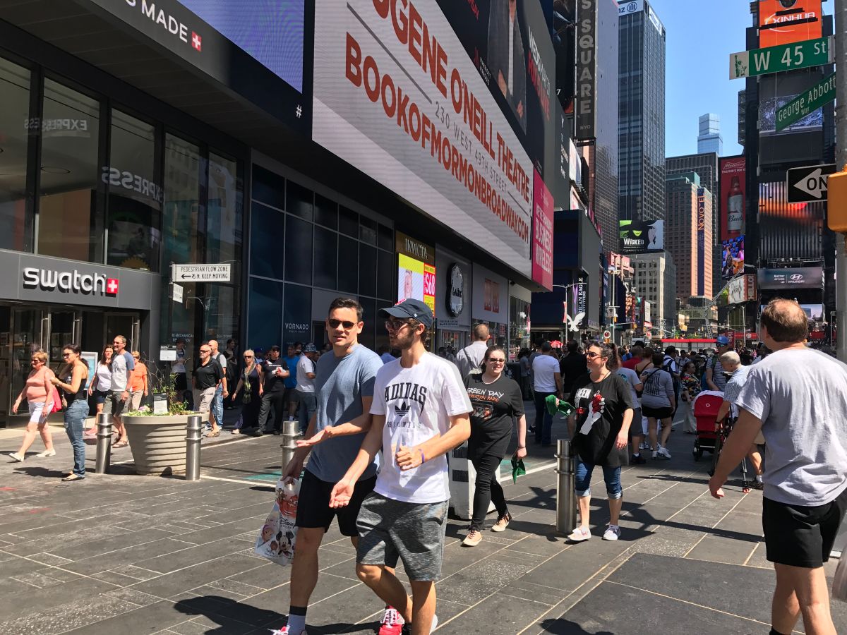 Muchos turistas hacen del caminar una actividad típica más en NYC