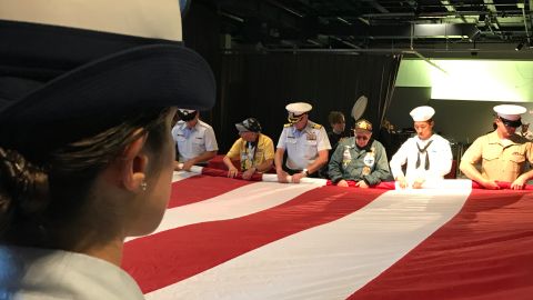 El famoso porta aviones “Intrepid" fue el sitio de conmemoración del Día de Recordación de los soldados caídos