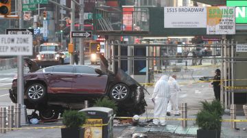 Policías realizaban las inspecciones del vehículo en Times Square.