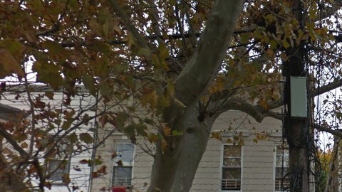 El cuerpo de la víctima fue encontrado al frente del 79-81 de la avenida Reservoir, en Jersey City.