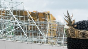 Jude Law (de espaldas), Guy Ritchie y Charlie Hunnam (dcha).