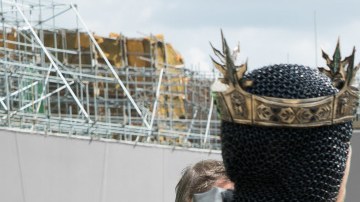 Jude Law (de espaldas), Guy Ritchie y Charlie Hunnam (dcha).