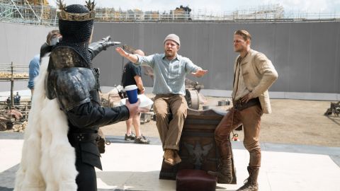 Jude Law (de espaldas), Guy Ritchie y Charlie Hunnam (dcha).