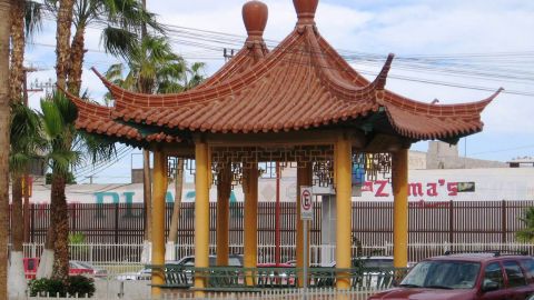 ACOMPAÑA CRÓNICA: FRONTERA TÚNELES SHM19. MEXICALI (MÉXICO), 15/04/2017.- Fotografía sin fecha cedida hoy, sábado 15 de abril de 2017 en donde se aprecia una pagoda china en el Parque de la Amistad de la ciudad de Mexicali, la capital del estado mexicano de Baja California, donde a principios del siglo XX llegaron miles de inmigrantes chinos para trabajar en el cultivo del algodón. Los mitos sobre la existencia de una ciudad oculta debajo del barrio "La chinesca" de Mexicali, localidad mexicana colindante con Caléxico (California, EE.UU.), no tienen que ver con el tráfico de drogas o de inmigrantes, sino con un pasado oriental que aun se deja ver y sobre todo paladear. EFE/Leigh Thelmadatter/SOLO USO EDITORIAL/NO VENTAS