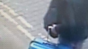 Las autoridades divulgaron una imagen del atacante suicida Salman Abedi con la misteriosa maleta.