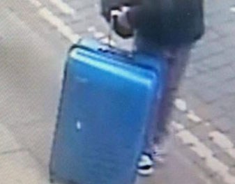 Las autoridades divulgaron una imagen del atacante suicida Salman Abedi con la misteriosa maleta.