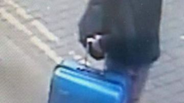 Las autoridades divulgaron una imagen del atacante suicida Salman Abedi con la misteriosa maleta.