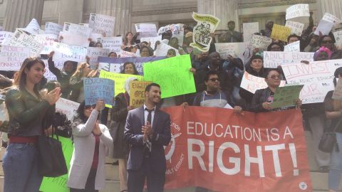 Al menos 250 personas se manifestaron afuera del Brooklyn Borough Hall.