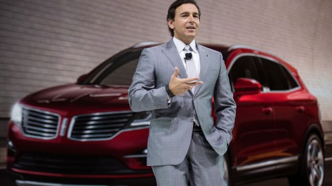 El presidente de Ford Mark Fields en el salón del automóvil de Nueva York el pasado mes de abril./Drew Angerer/Getty Images