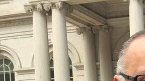 William y Gloria Guerra no pueden retirarse porque no encuentran a quien venderle su medallíón. Foto por Camille Padilla Dalmau