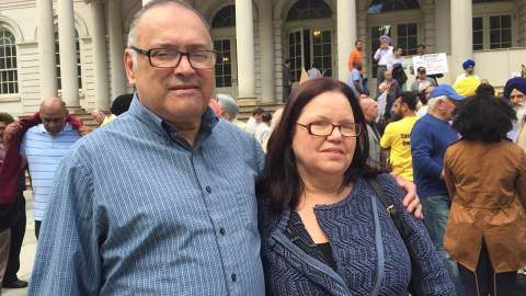 William y Gloria Guerra no pueden retirarse porque no encuentran a quien venderle su medallíón. Foto por Camille Padilla Dalmau