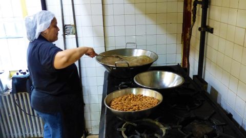 Cada detalle cuenta a la hora de preparar el mole.