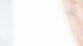 La enfermera de atención a domicilio, Neely Bagley, visita a uno de sus pacientes.