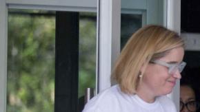 Escoltado por la alcaldesa sanjuanera, López realiza una señal de que todo estará bien.