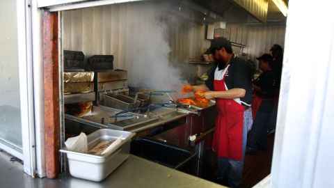 LOS ANGELES, CA- 040310- RESTAURANT WORKERS- FAST FOOD- GENERIC.  Photo by J. Emilio Flores/La Opinion