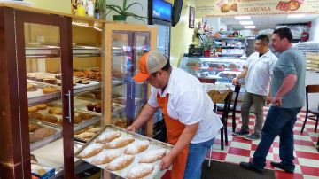Los panes se hornean con la receta que se ha transmitido de generación en generación en la familia de Pedro Ibarra.