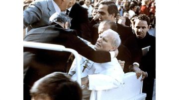 El Papa Juan Pablo II se desploma después de recibir los disparos.