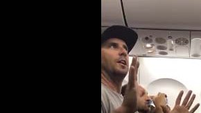 La expulsión de la familia se produjo cuando regresaban de Maui (Hawai).