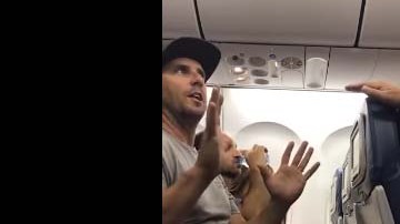 La expulsión de la familia se produjo cuando regresaban de Maui (Hawai).