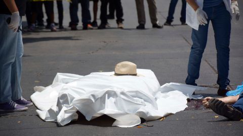 Peritos forenses recogen información en el sitio donde fue asesinado el escritor mexicano Javier Valdez Cárdenas el lunes 15 de mayo de 2017, en calles de Culiacán, capital del noroccidental estado de Sinaloa (México).