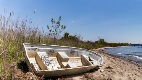 El 'National Bottle Beach' de Gateway National Recreation Area da testimonio diariamente del deterioro de un vertedero de la ciudad.