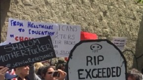 Unas 200 personas se manifiestan afuera de la escuela charter donde se espera la visita de Ryan.