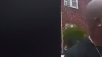 Vecinos registraron con sus celulares el momento en que Sampat fue detenido.