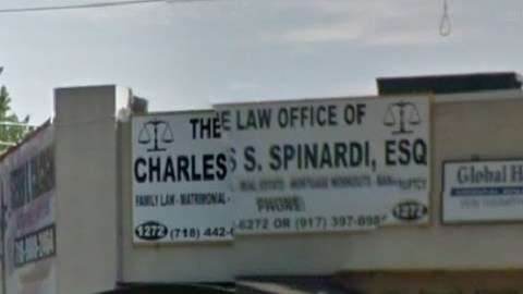 La oficina del terapeuta está ubicada en la calle Richmond en Dongan Hills, Staten Island.