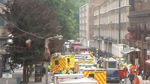 Personal de emergencia en Russell Square durante el atentado el 7 de julio de 2005.
