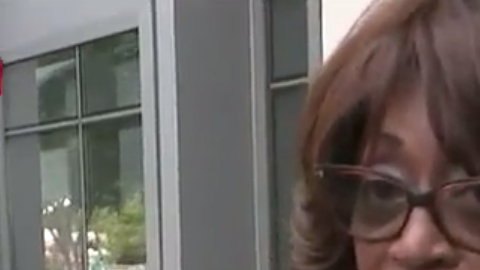 Corrine Brown a su salida del juicio en el que se comprobó su culpabilidad.