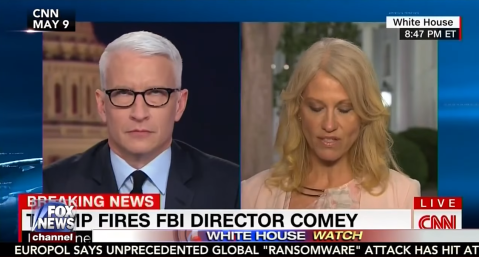 Anderson Cooper hizo un gesto de resignación durante una entrevista con Kellyanne Cooper.